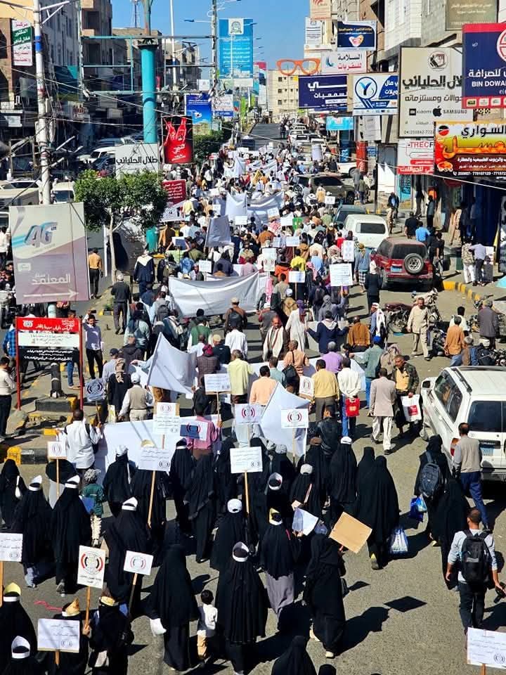 تعز: احتجاجات المعلمين تتواصل للمطالبة بتحسين الأجور وإنتظام الصرف