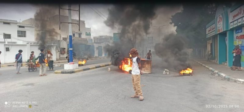 احتجاجات غاضبة في خور مكسر تنديدًا بتدهور الأوضاع المعيشية