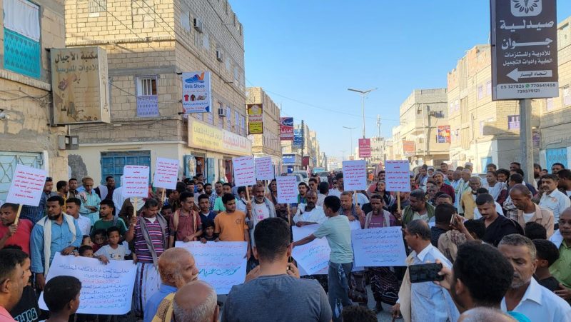 المكلا.. وقفة للمطالبة بالتحقيق بوفاة شاب داخل أحد السجون ومحاسبة الجناة