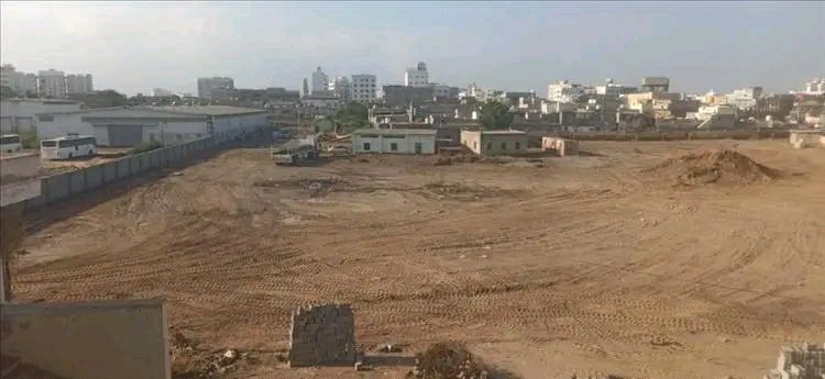 وسط احتجاجات شعبية.. تواصل أعمال البناء في حوش النقل البري بعدن