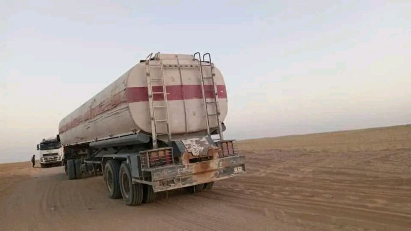 مأرب: قطاع قبلي يوقف حركة ناقلات النفط والغاز للمطالبة بالإفراج عن معتقل