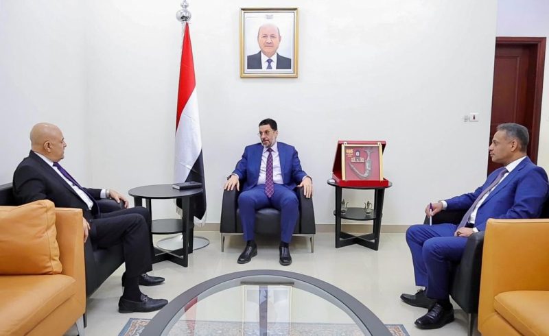 رئيس الحكومة يوجه محافظ تعز بتحسين الخدمات وتفعيل مؤسسات الدولة