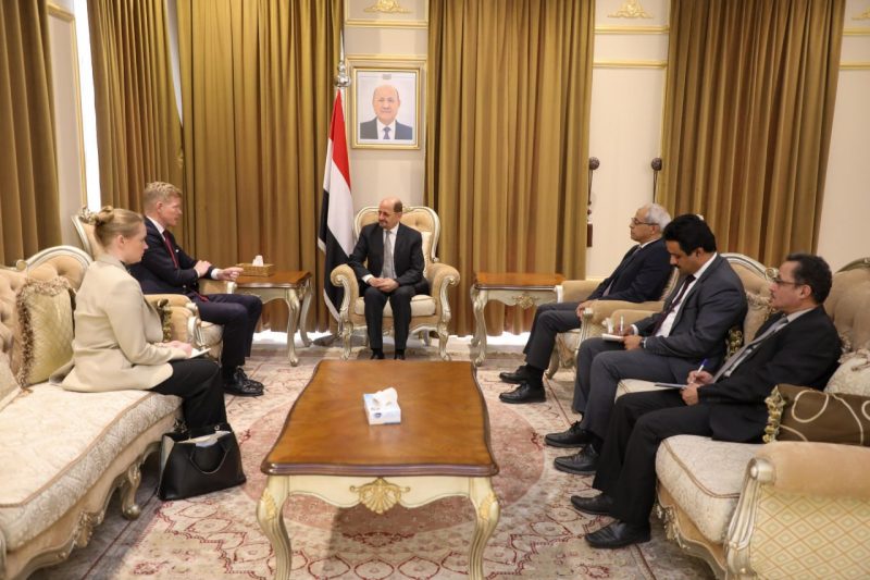 الحكومة اليمنية تؤكد تعاطيها الإيجابي مع جهود السلام