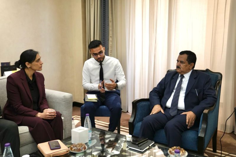 وزير الدفاع يبحث مع السفيرة البريطانية الأوضاع العسكرية في اليمن