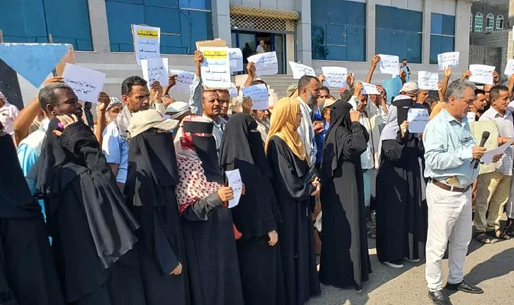 عدن: وزارة المالية توجه بصرف مرتبات الموظفين النازحين وسط استمرار الاحتجاجات