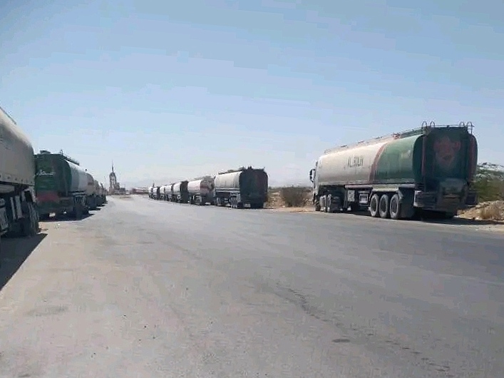 شبوة: مليشيا الانتقالي تحتجز ناقلات النفط على مدخل مدينة عتق منذ 26 يومًا على التوالي