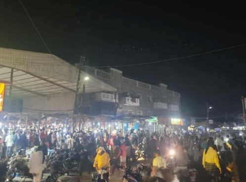 احتجاجات ليلية حاشدة في حوطة لحج بسبب تردي الأوضاع المعيشية وانقطاع الكهرباء