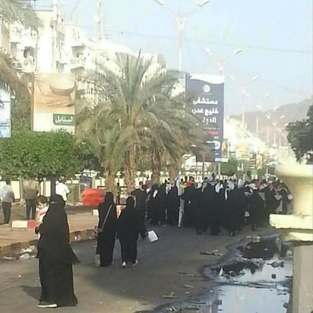 عدن: مظاهرة نسائية حاشدة مديرية المعلا تندد بتدهور الخدمات والأوضاع المعيشية