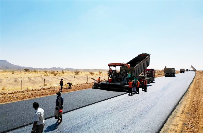 مسلحون قبليون يعرقلون أعمال إعادة تأهيل طريق “العبر” الدولي