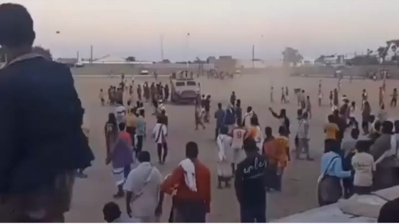 بالفيديو.. مليشيا الانتقالي تطلق النار على مشجعي كرة القدم في مدينة زنجبار بسبب ركلة جزاء..