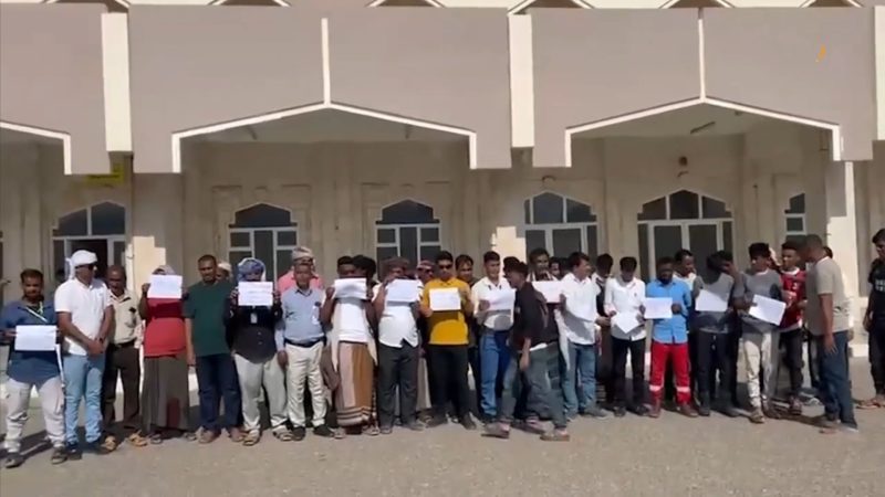 تصاعد الاحتجاجات في مطار سقطرى رفضًا لتسليمه لشركة إماراتية