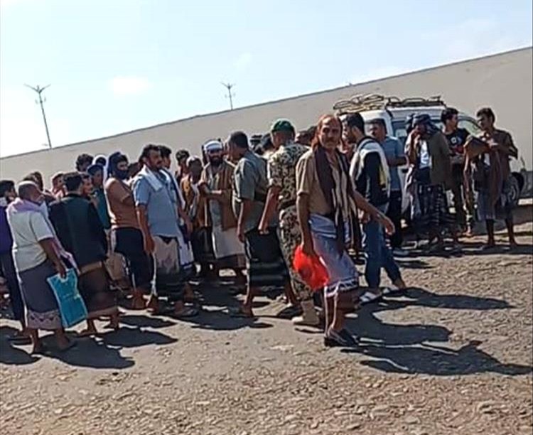 عدن ..سائقو الأجرة يحتجون ضد “الجبايات غير القانونية” ويطالبون بتدخل رسمي
