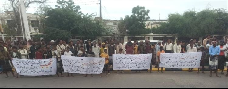 زنجبار تنتفض.. مسيرة جماهيرية تطالب برحيل المحافظ ومحاسبة الفاسدين