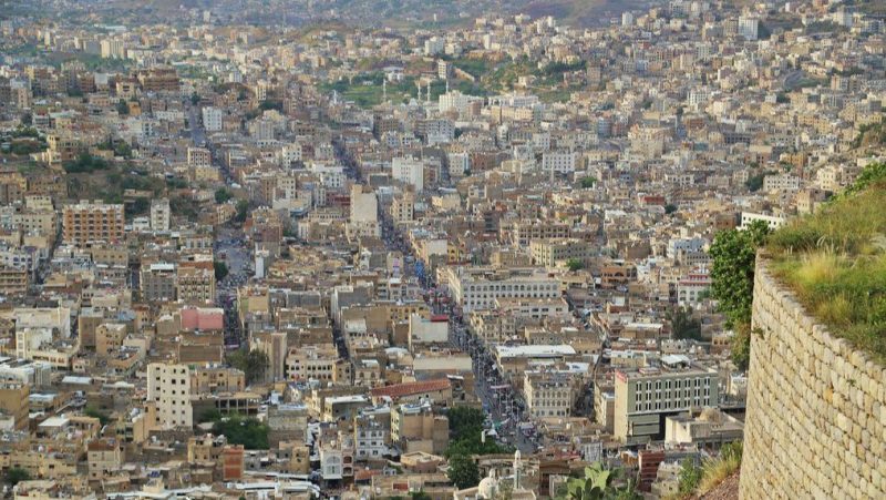 رجل يرتكب جريمة مروعة بحق أسرته في تعز