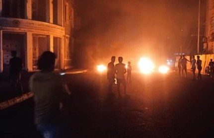 محتجون يقطعون طريق صلاح الدين بعدن احتجاجًا على تردي الكهرباء