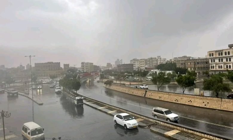 توقعات باستمرار هطول الأمطار الرعدية بعدة محافظات يمنية