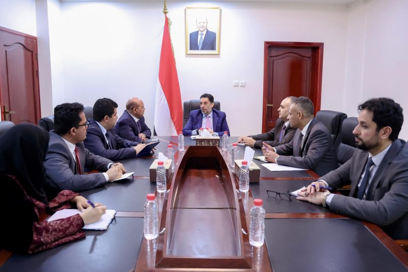 بن مبارك يجتمع بمحافظ البنك ووزير المالية لمناقشة معالجة إنهيار العملة الوطنية