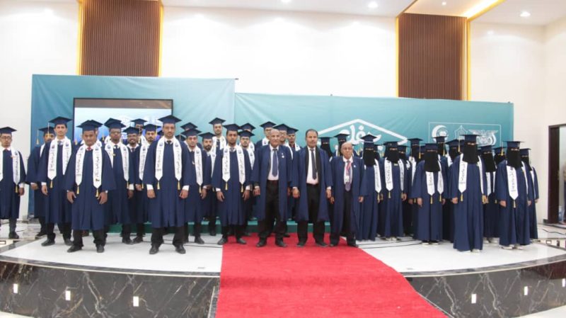 الاحتفاء بتخرج الدفعة الأولى من كلية الطب والعلوم الصحية بجامعة سيئون