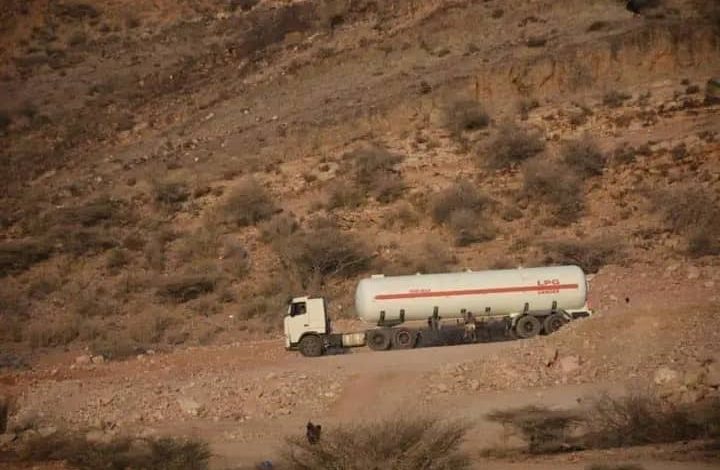 بالتزامن مع وجود أزمة خانقة.. تعرض شاحنات نقل الغاز للإستهداف والتوقيف في تعز