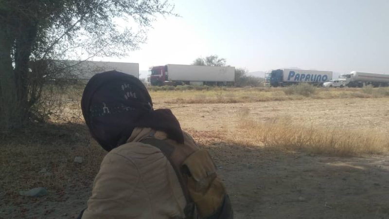 قبليون يقطعون طريقا حيويا في أبين احتجاجا على ممارسات وانتهاكات قيادي في العمالقة