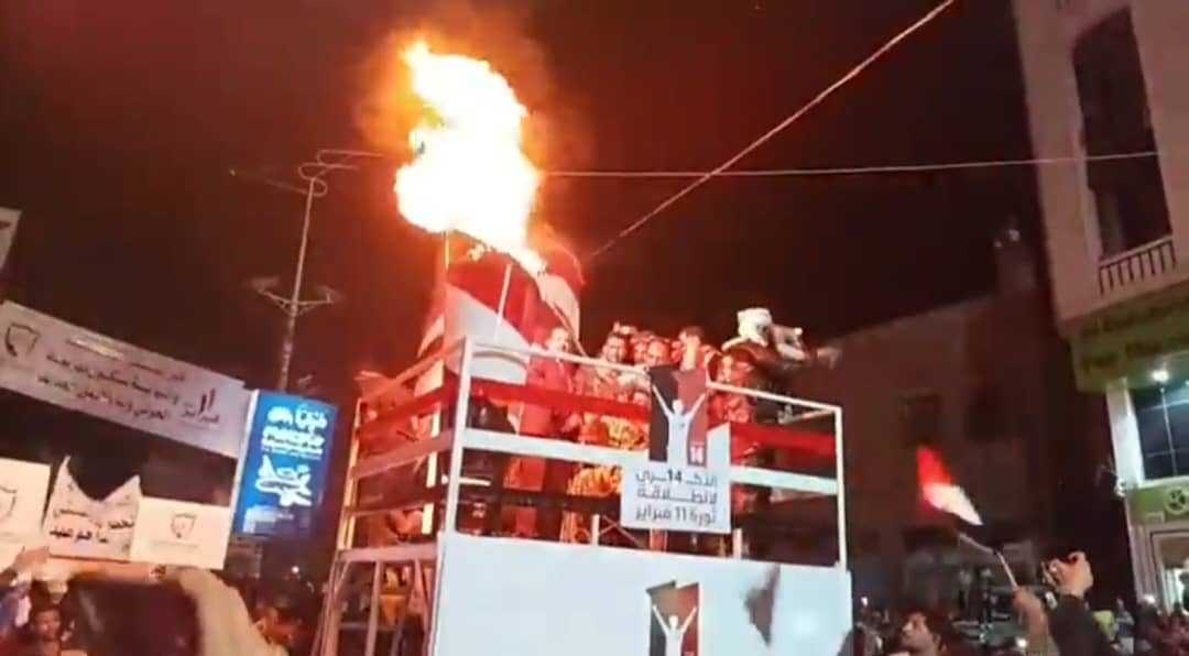 بذكرى انطلاقها.. ايقاد شعلة ثورة فبراير وإطلاق الألعاب النارية في سماء تعز