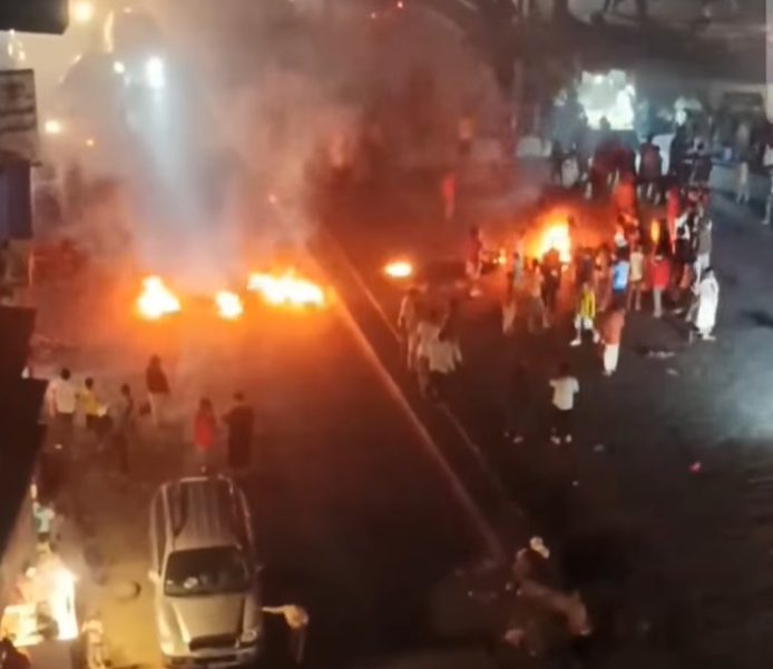 عدن تواصل انتفاضتها.. احتجاجات ليلية غاضبة في عدد من المديريات تندد بانقطاع الكهرباء وتدهور الأوضاع المعيشية والاقتصادية