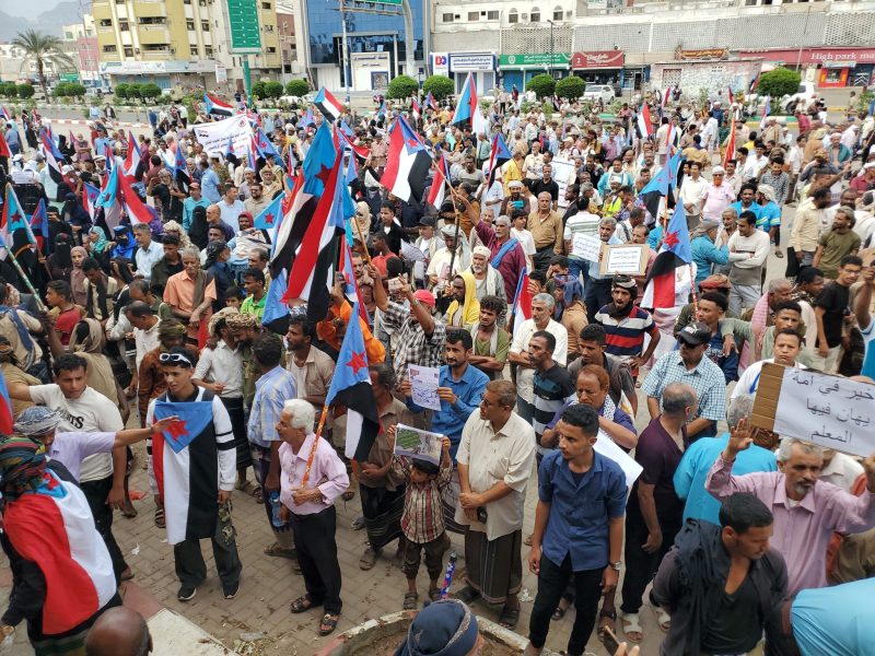 عدن.. مظاهرة حاشدة بساحة العروض تنديدا بتدهور الخدمات وانهيار العملة