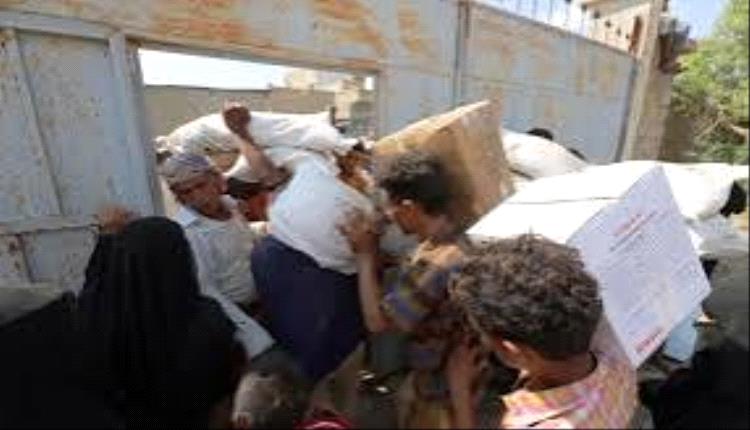 سُكان تعز يشكون من توزيع غير عادل للمساعدات الرمضانية.