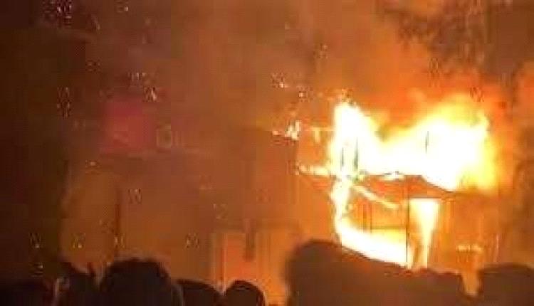 طفل يلقى حتفه إثر حريق مروع في منزل بالخوخة بالحديدة