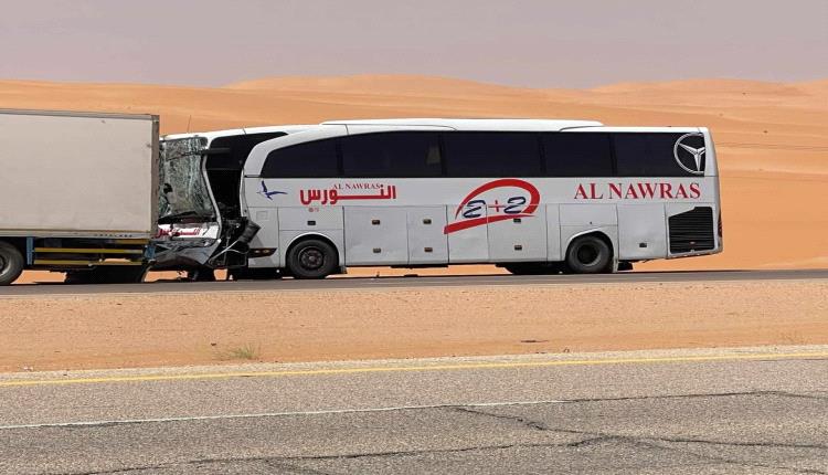 حادث مأساوي في شرورة.. حافلة معتمرين يمنيين تصطدم بشاحنة مبردة