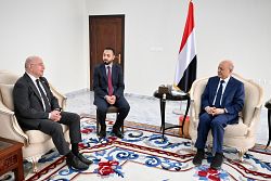 رئيس مجلس القيادة يشيد بمواقف تركيا الداعمة لليمن ويكرّم السفير مصطفى بولات