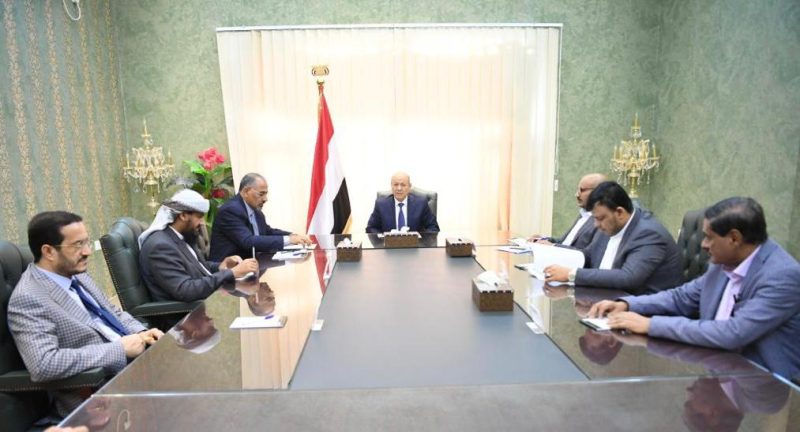 “معاناة الموظفين تتصاعد:و مطالب بزيادة الرواتب إلى 1000 ريال سعودي في ظل انهيار العملة”