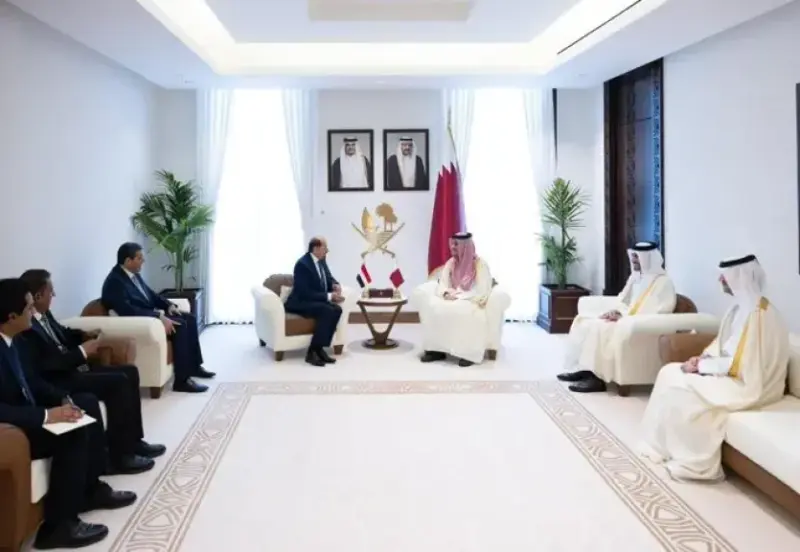 وزير الخارجية اليمني يلتقي نظيره القطري ومسؤولين آخرين في الدوحة لتعزيز التعاون الثنائي.
