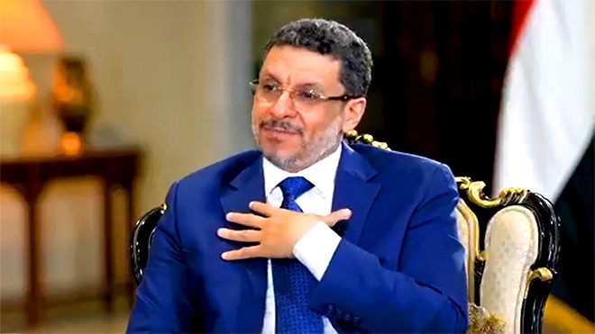 مسؤول حكومي يدعو رئيس الوزراء بن مبارك للاستقالة أو إقالة الوزراء المعارضين