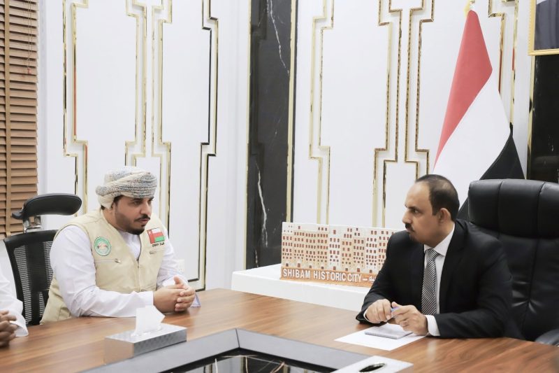 محافظ حضرموت يشيد بحملات عمان الإغاثية السنوية والتسهيلات المقدمة للمرضى والمسافرين