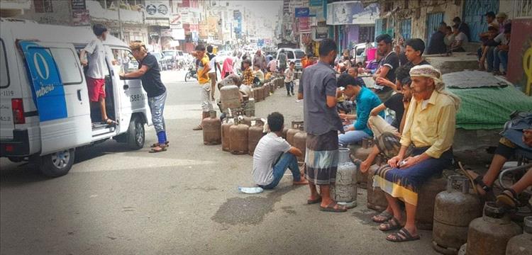 استمرار أزمة الغاز المنزلي تخنق سكان عدن.