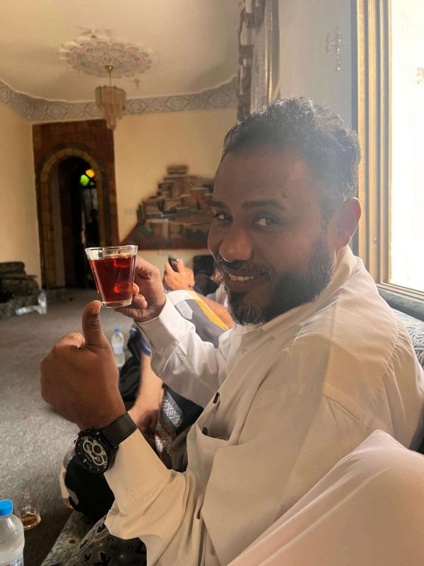 وفاة ياسر القدس، أحد المعتقلين السابقين في قاعة وضاح بعدن، في حادث مروري.