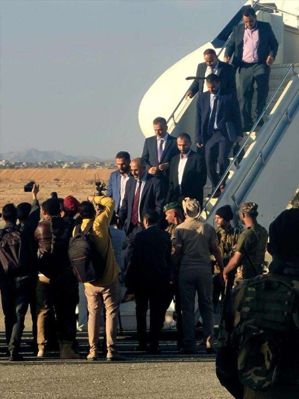 عدن: مسافرون يُتركون في الصالة بسبب تحركات عيدروس الزبيدي ومرافقيه.
