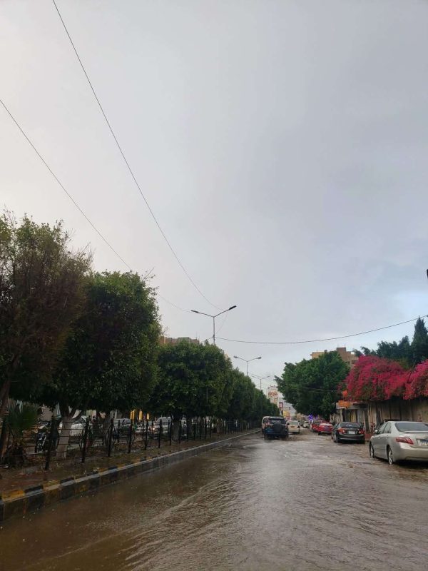 صنعاء: أمطار غزيرة تعيق حركة المرور.