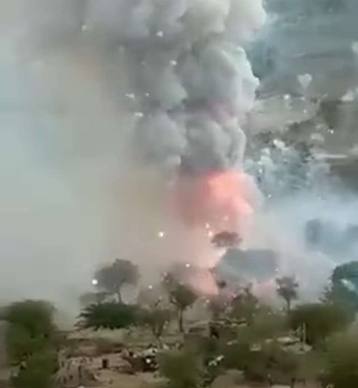 انفجار قاطرة محملة بالألعاب النارية في تعز يسبب خسائر فادحة.