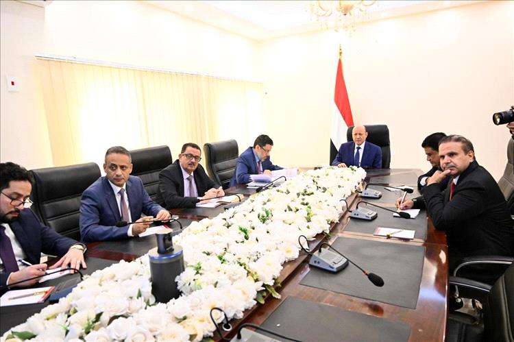 الرئيس العليمي يترأس اجتماع لجنة إدارة الأزمات الاقتصادية والإنسانية في عدن