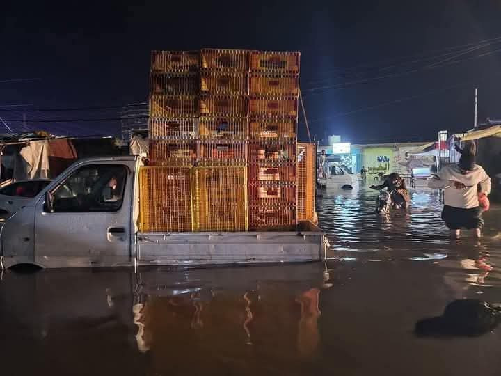 أمطار غزيرة تغرق شوارع ذمار وتثير مخاوف المواطنين.