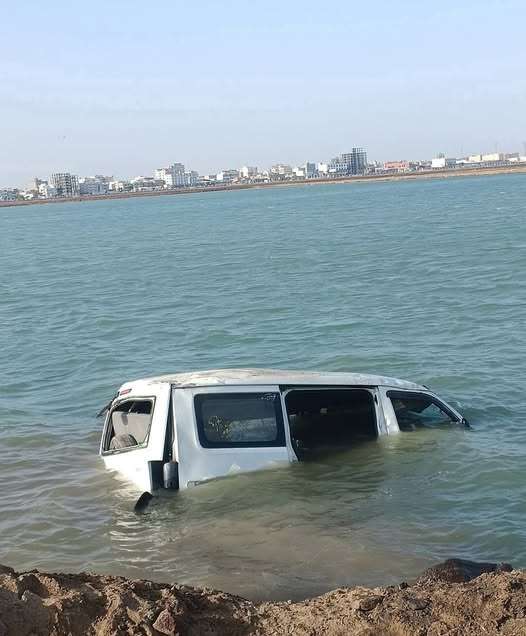 انقلاب حافلة في مياه البحر بجسر عدن.