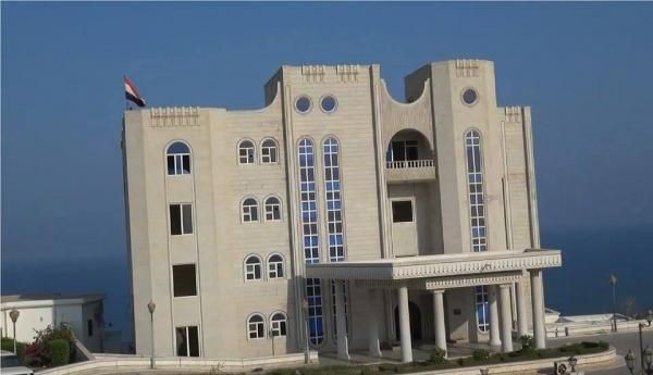 اجتماع وزاري عاصف في معاشيق يطالب بإقالة رئيس الوزراء بن مبارك