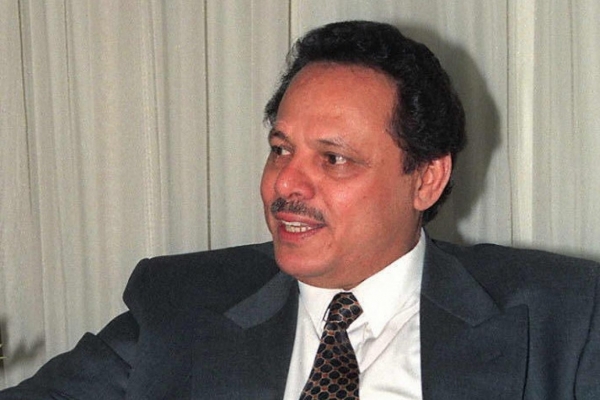 الرئيس علي ناصر.. القرار اليمني مختطف من الخارج وحوار يمني إقليمي ضروري لحل الأزمة