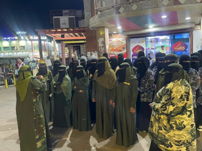 المكلا ..انتشار لعناصر الشرطة النسائية في الأسواق والأماكن العامة