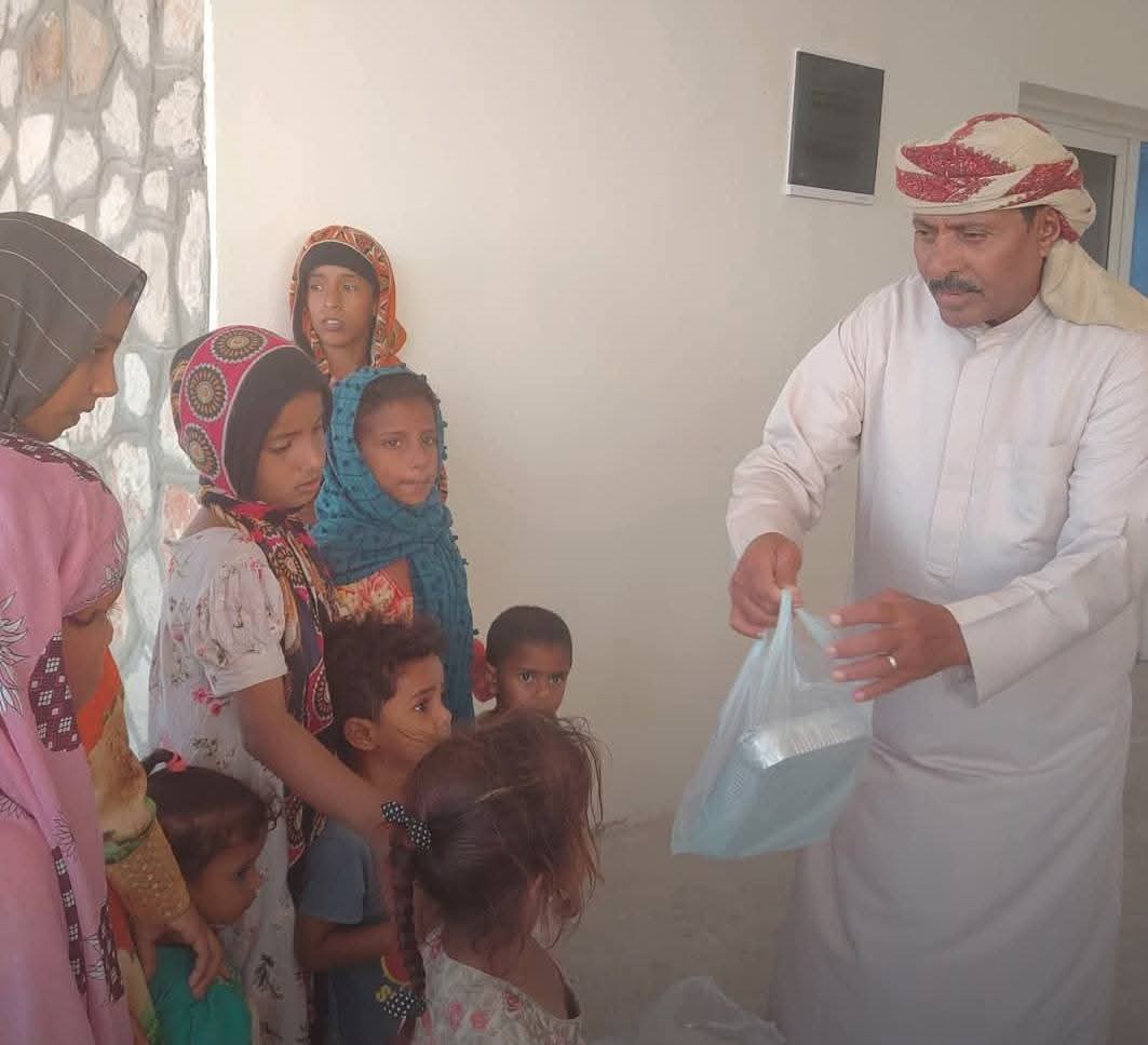 ناشطون ينتقدون ممارسات مندوبي الإمارات في سقطرى واستغلال معاناة الأهالي