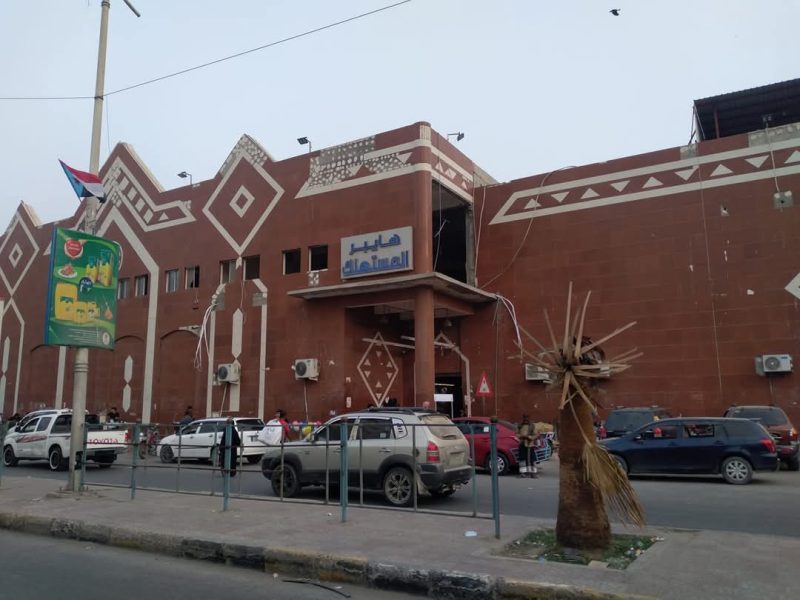 المكلا .. انهيار جزء من سقف “المكلا مول” في ظل غياب إجراءات السلامة