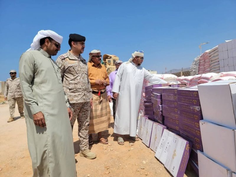 ناشط سقطري: المحافظ ناجح في التصوير مع المساعدات وسلّم الجزيرة على طبق من ذهب