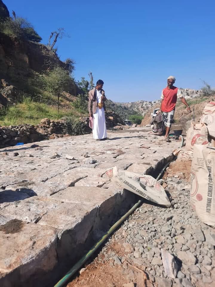 مبادرة مجتمعية تُصلح طريقاً يربط ثلاث مديريات شرق إب